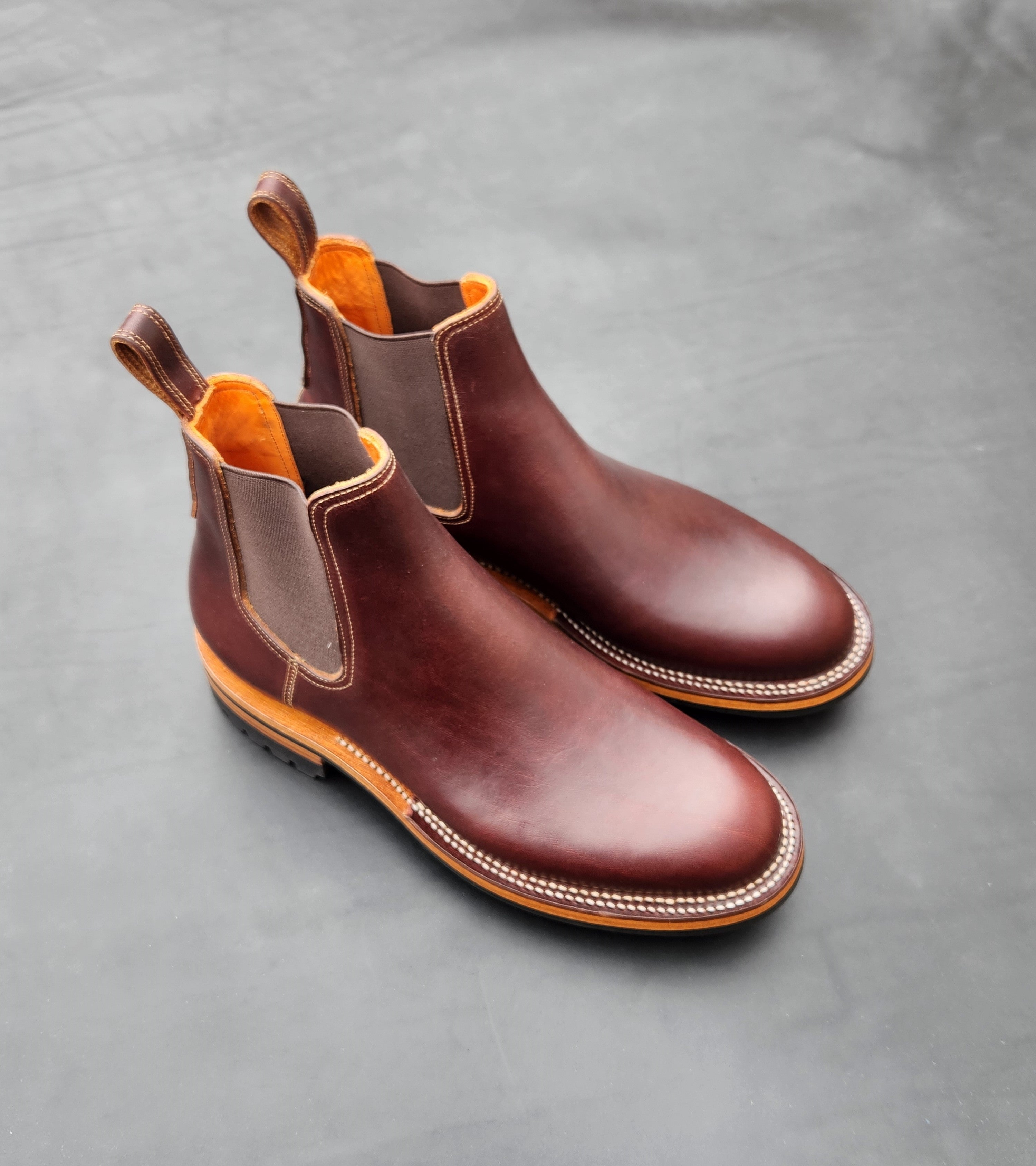 Isidro Chelsea · Oiled Latigo · Chestnut