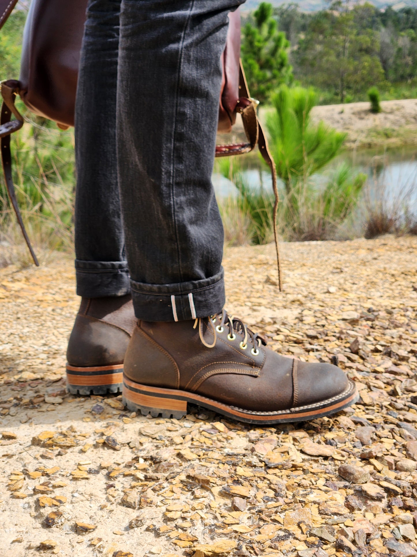 Waxed suede in Brown