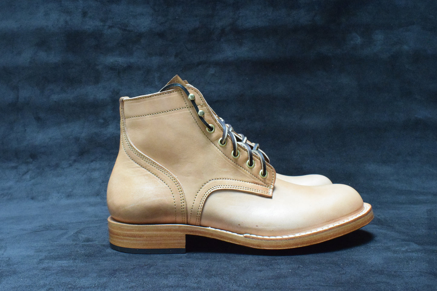 Wanes in natural (awl hole ) 41.5 EE /8.5 EE